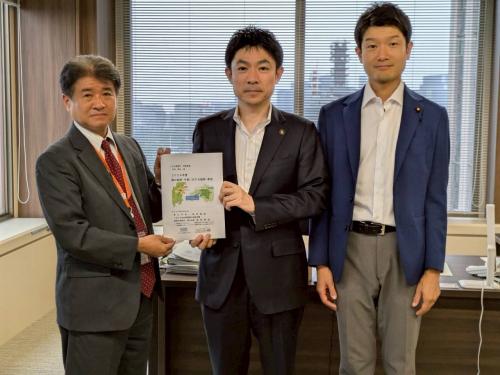 中村成育局長、椎根市長、根本議員