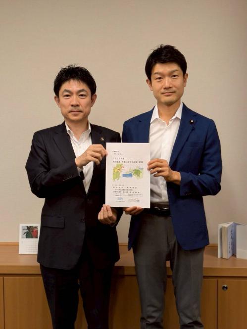 椎根市長、根本議員