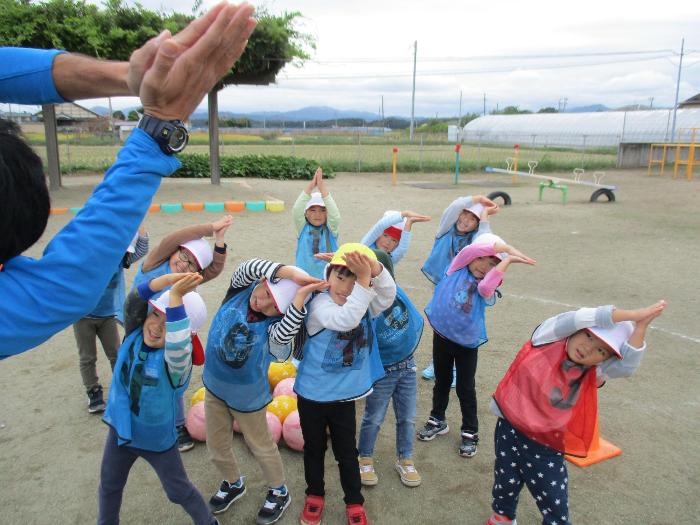 体を動かしている子供たち