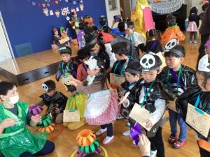 ゲームを楽しむこどもたち