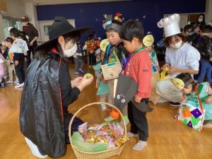 所長先生にお菓子をもらっている様子