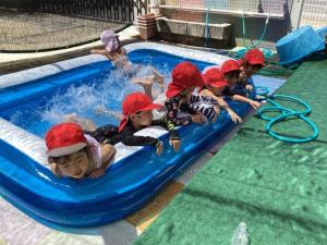 プールでバタ足