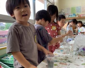 色水遊びをしている写真