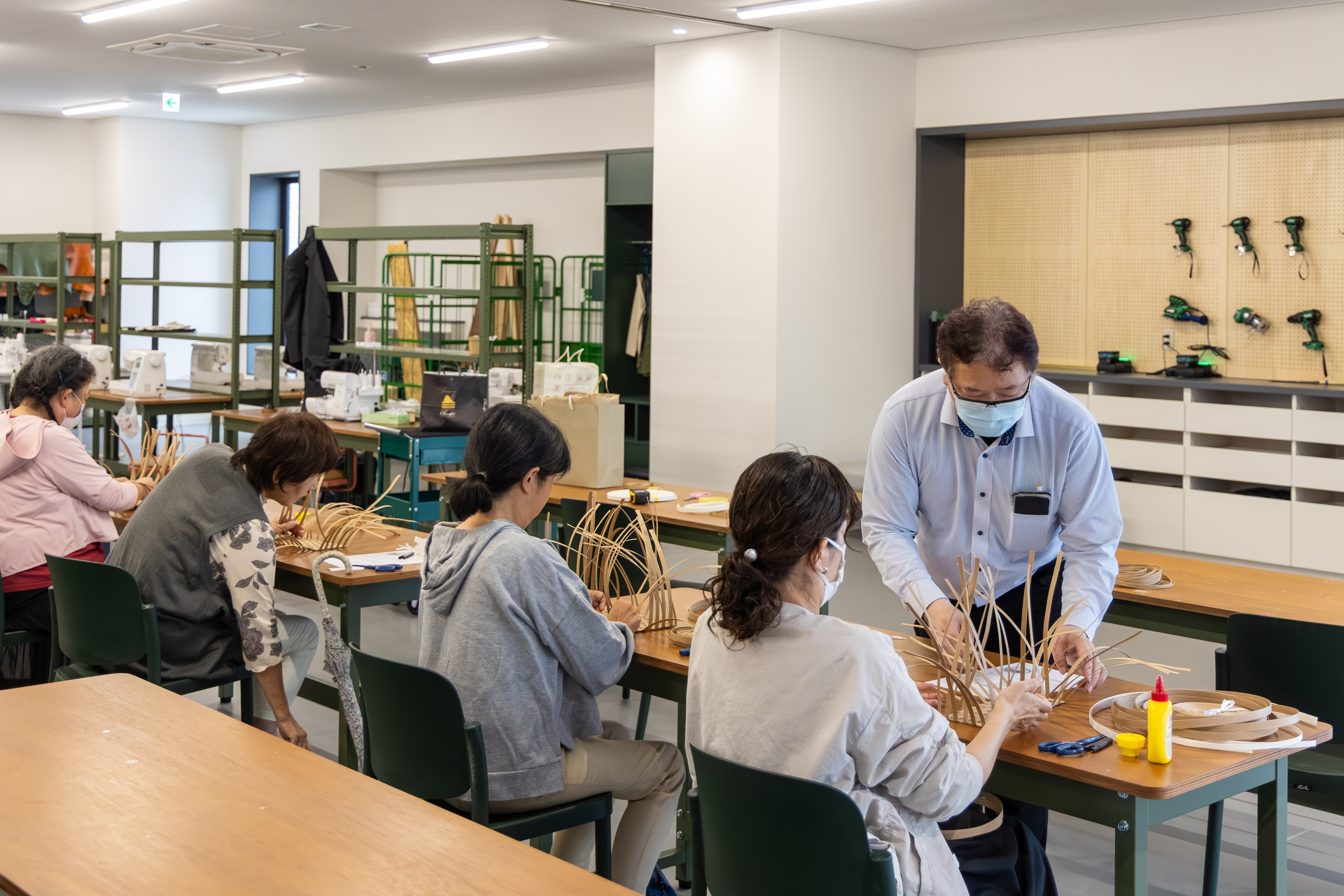 工房でかご作り講座を行う様子