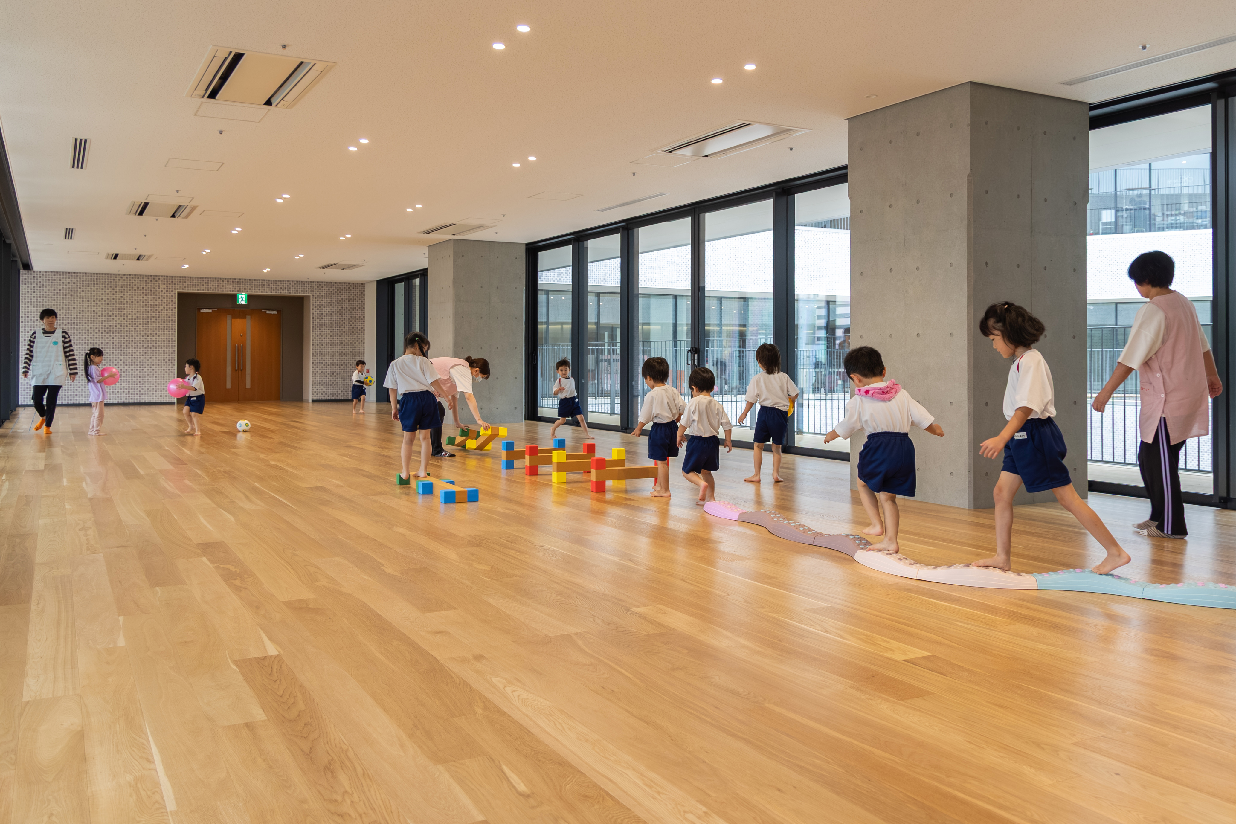 ホールであそぶ保育園児たち