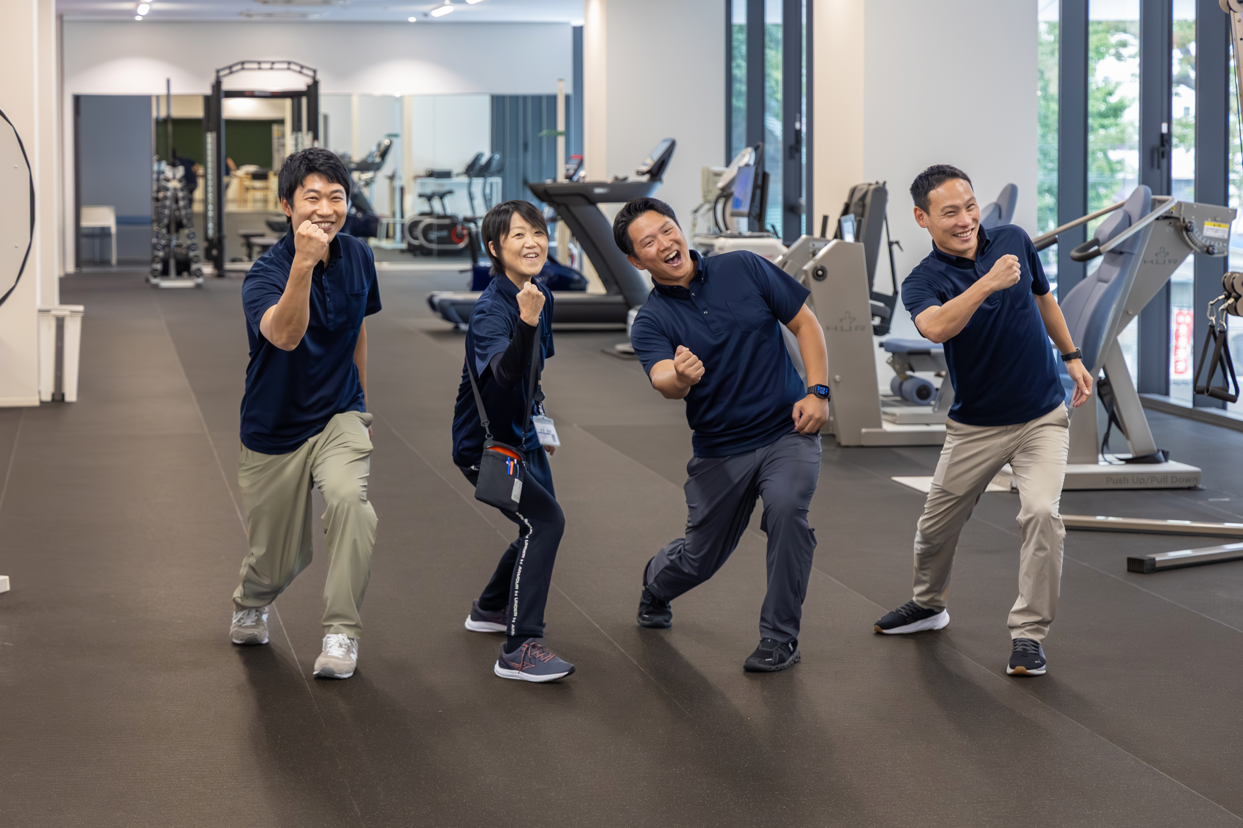 スポラボのみなさんでガッツポーズ