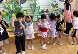 盆踊りを踊る子どもたちの写真