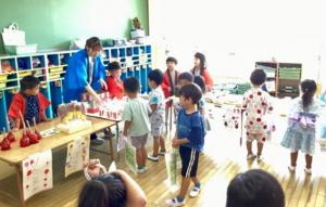 お買い物を楽しむ子どもたちの写真