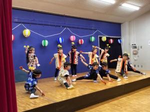 かんな組修了児の遊戯の様子