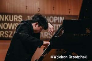 写真_演奏する山崎さん