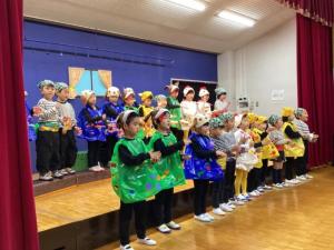 劇の最後に楽器を演奏するかんな組の様子