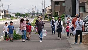 写真_清掃活動を行う「芳賀の里きれいにし隊」の様子