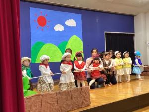 大きなかぶを演じているちゅうりっぷ組