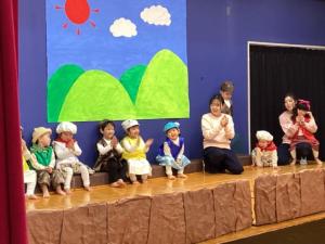 劇中に手遊びを楽しむちゅうりっぷ組