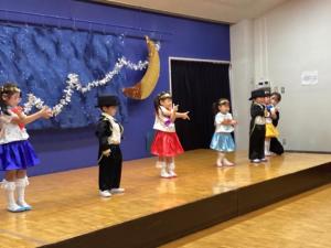 セーラームーンとタキシード仮面になりきり遊戯をするすみれ組