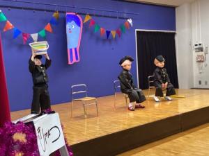 応援団の格好をして遊戯をするすみれ組の男の子