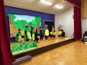 10ぴきのかえるを演じるすみれ組