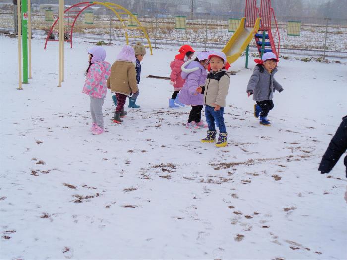 雪の上を走る子ども