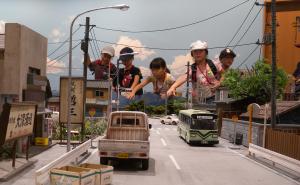 ミニチュアセットの前で