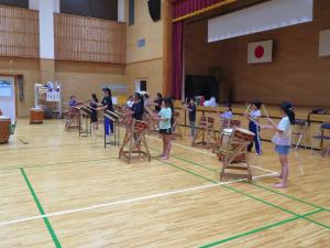 全員で太鼓の練習