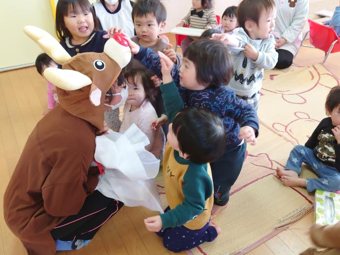 トナカイと子供たち