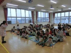 お話を聞くお子さんたちの写真