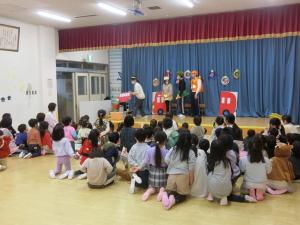 職員劇をみんなで楽しんでいる写真です