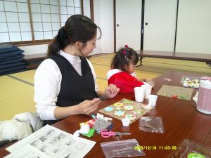 飾り付け作業中