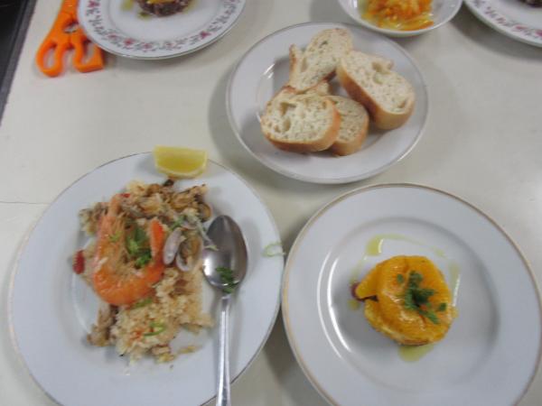 完成パエリヤとカツオのタルタル