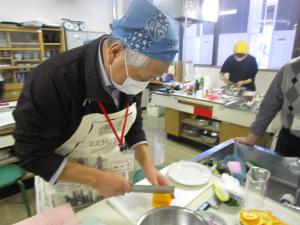 オレンジをカットしてます