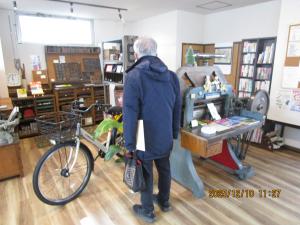 100年前の印刷機に見入る
