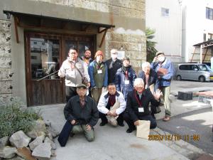 石蔵の前で集合写真