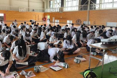 探究ワークシートに記入する生徒たち