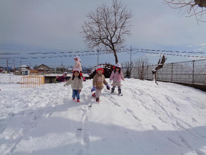 雪の上を走る子ども