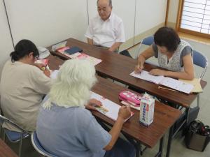 写真_少人数グループで勉強に励みます