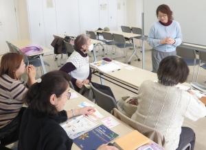 写真_会員同士で交流しながら学習中