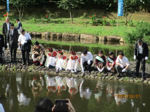 かめ放生の様子