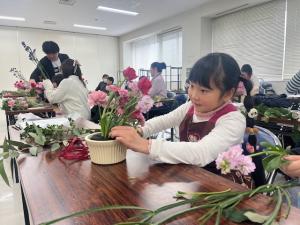 参加者がアレンジメントに取り組む様子