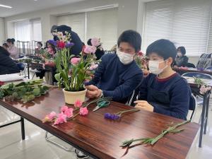親子がフラワーアレンジメントに取り組む様子