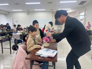 先生のサポートを受ける参加者の様子