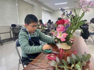 フラワーアレンジメントに取り組む参加者
