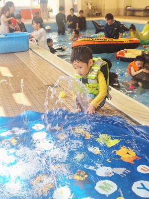 ライフジャケットを着用して安全に水遊び