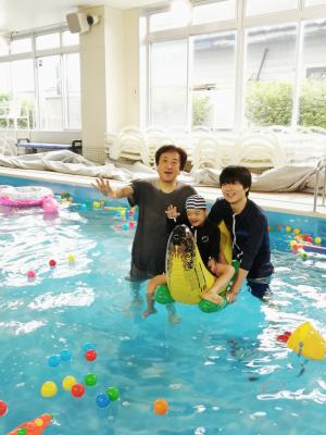 遊具を使って楽しく水遊び