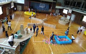 体育館を利用した障がい児用の遊び場