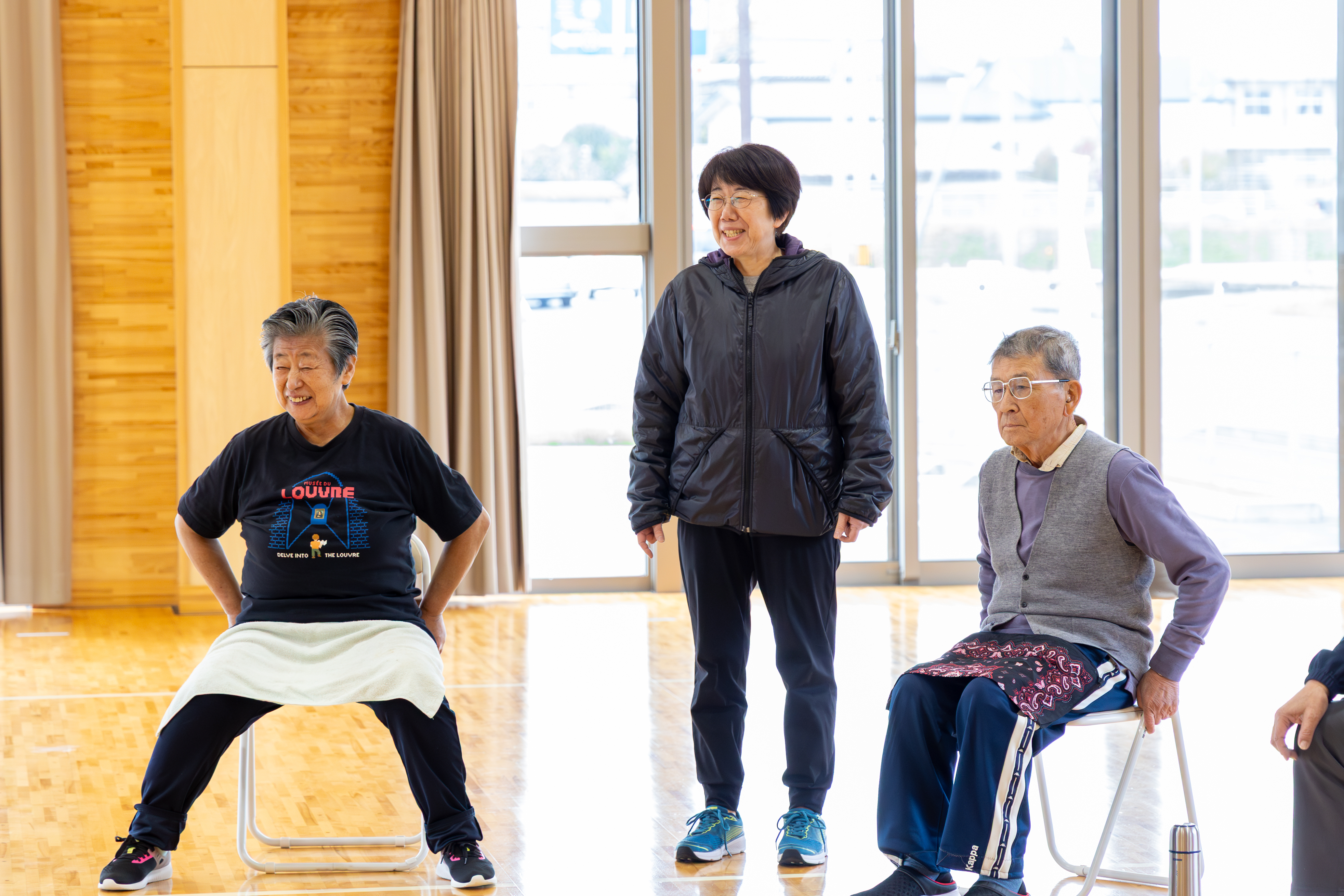 いすに座って足の運動