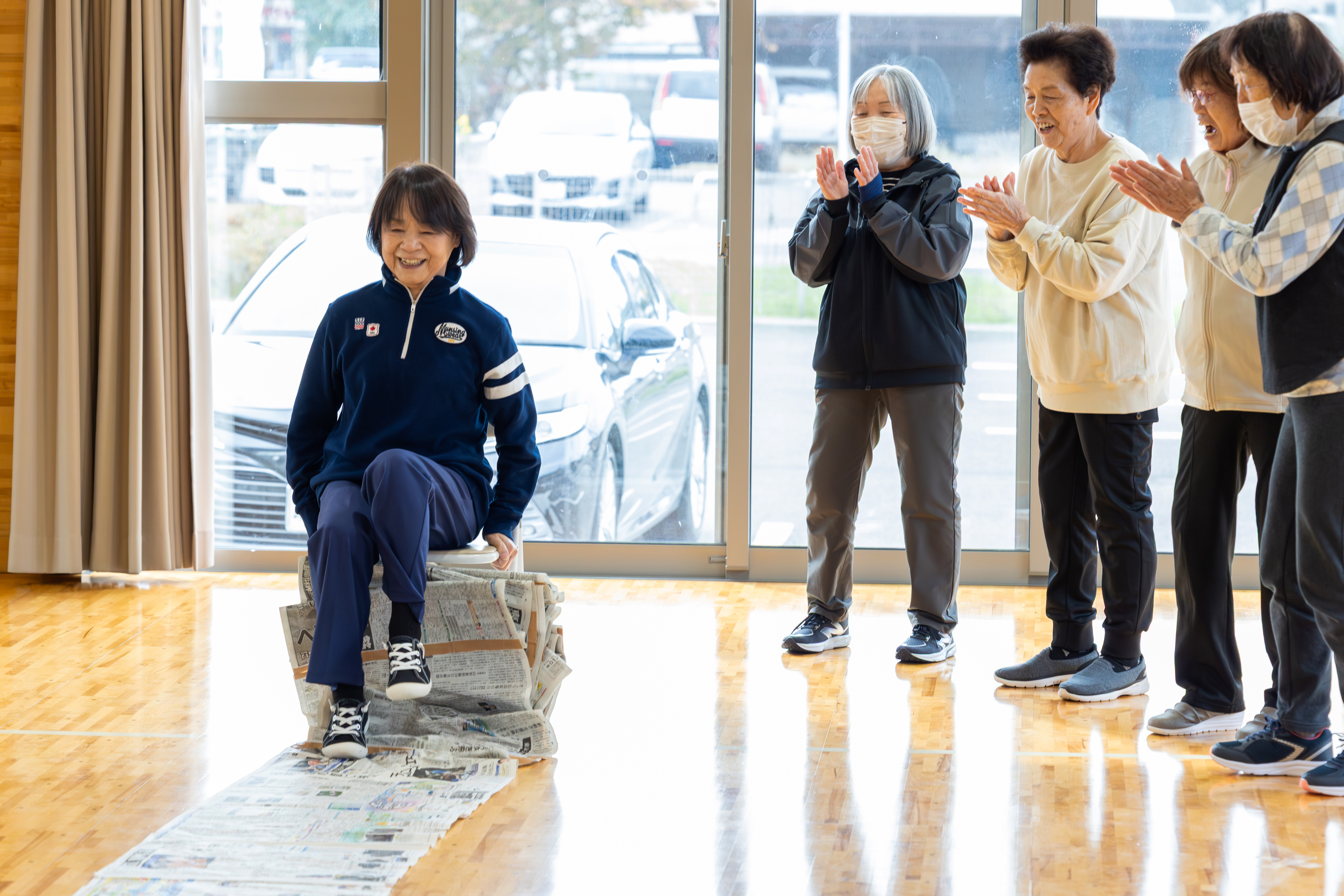 足の運動、新聞引き寄せ対決
