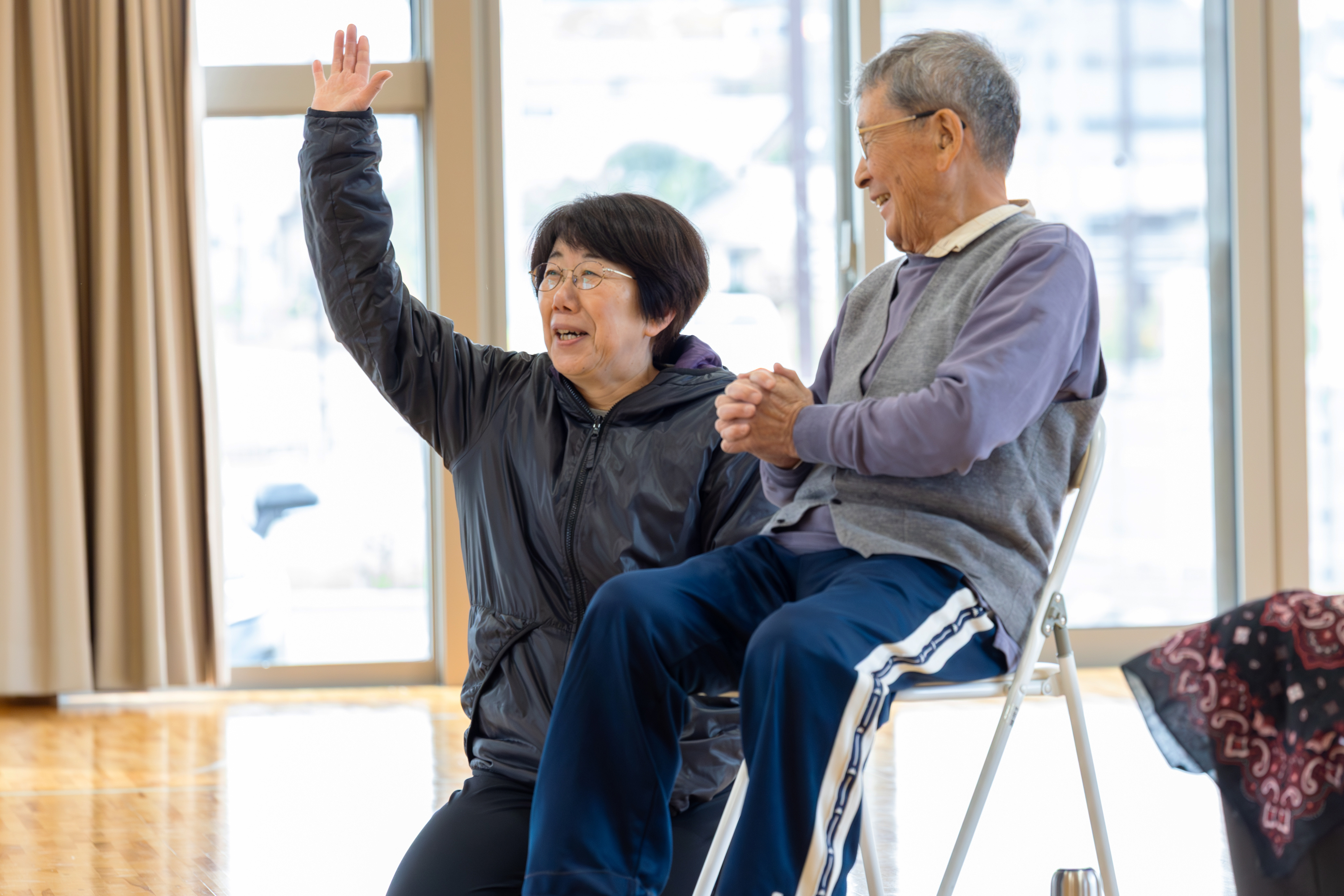 最高年齢参加者さんとできた喜びを分かち合う武田さん