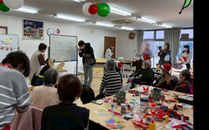 みんなで手話体験をする様子