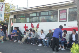 献血の協力者が列に並んでいる様子