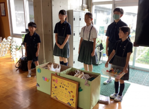児童・生徒が寄付物品を呼びかけている様子